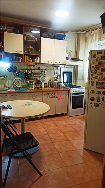 Basarabia, Diham, 3 camere, et. 1, 70 mp, 2 bai, bl. 1983, amenajat,