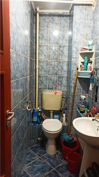 Basarabia, Diham, 3 camere, et. 1, 70 mp, 2 bai, bl. 1983, amenajat,